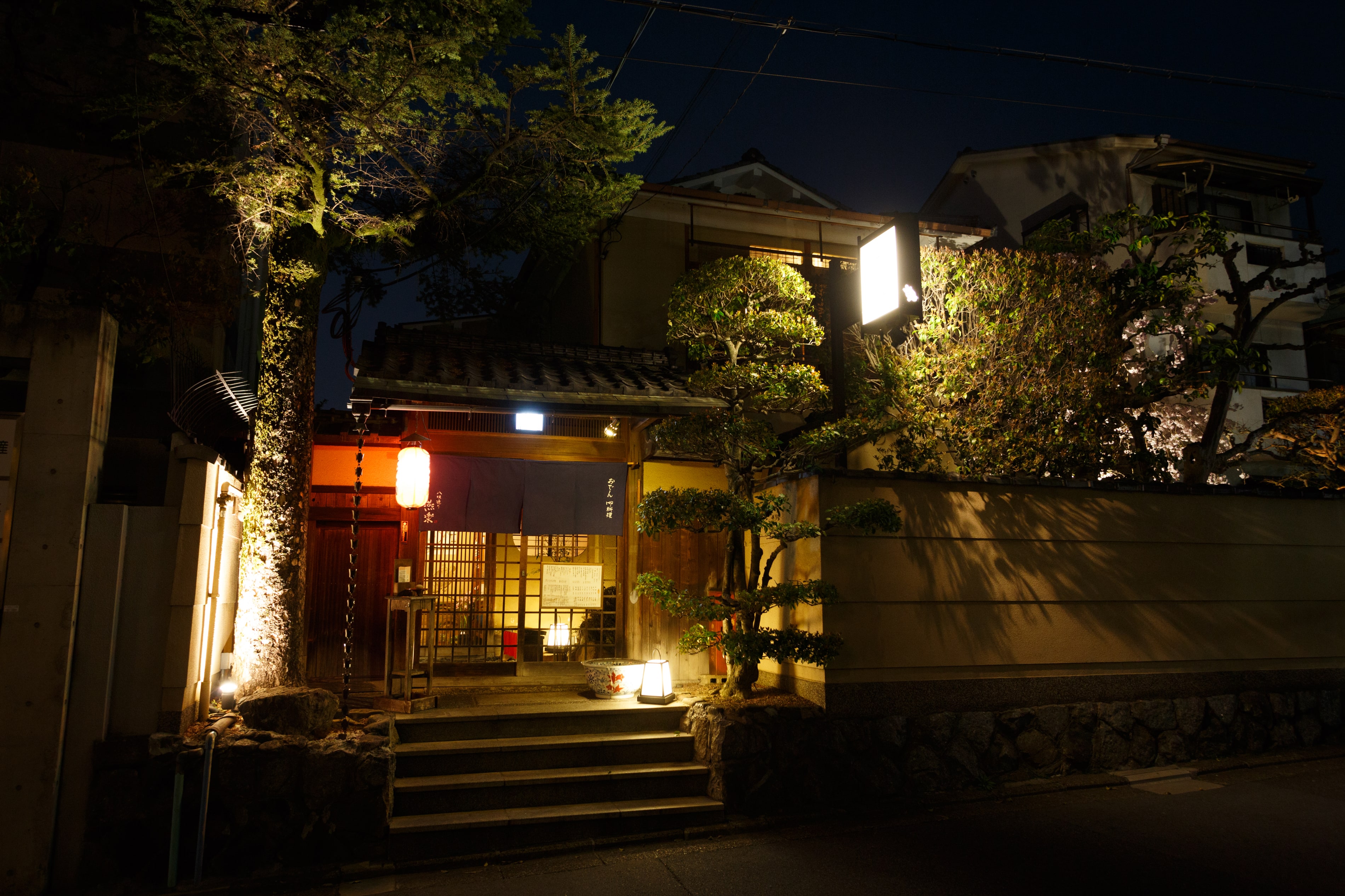 Yasakadori Enraku Venue Exterior